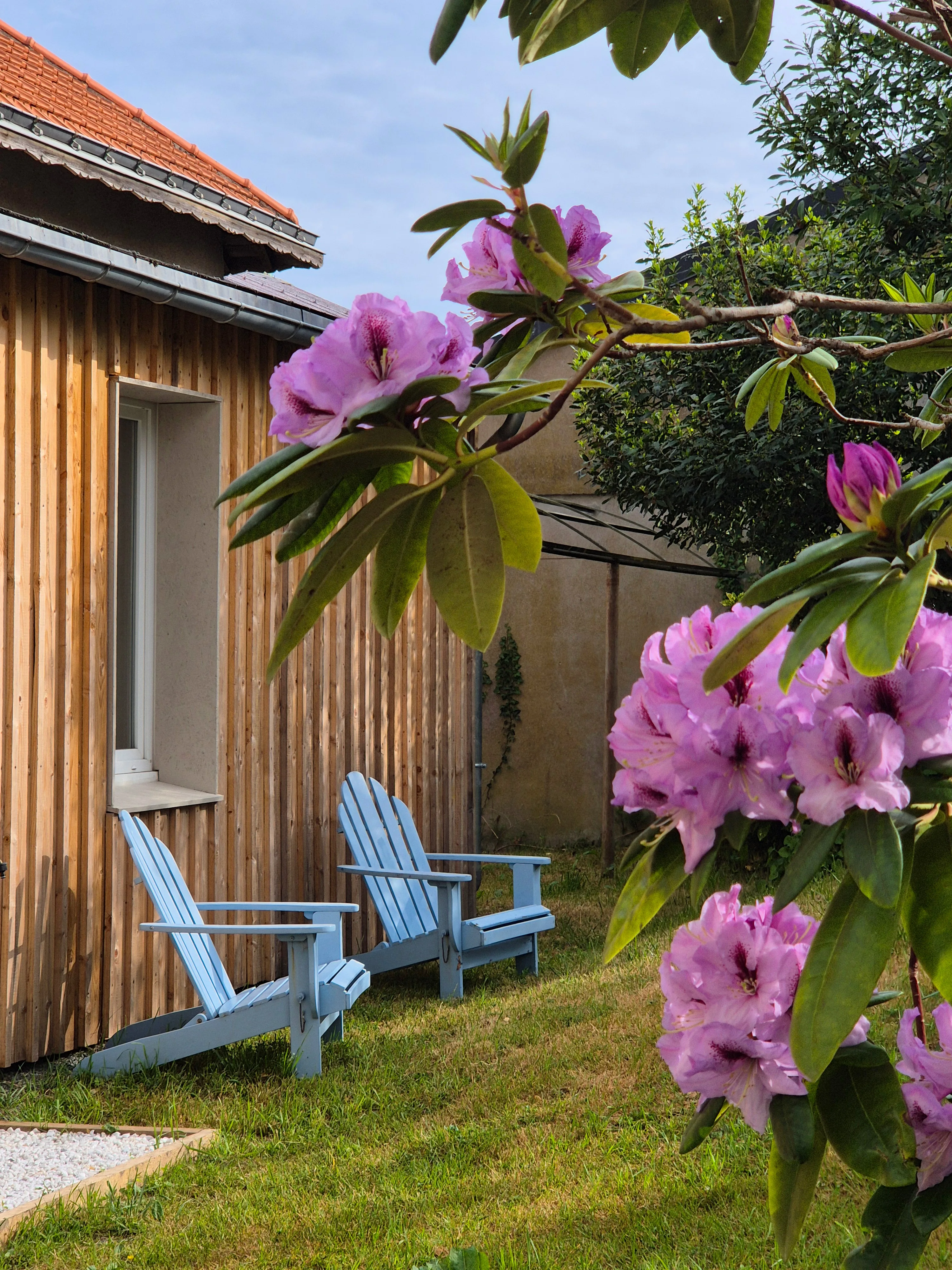 Jardin privatif 200m² fauteuils Adirondack